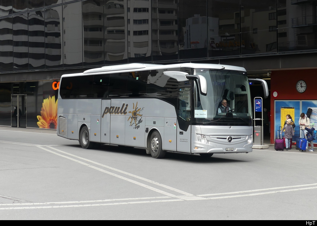 pauli reisen - Mercedes Tourismo unterwegs für Postauto zwischen Visp und Saas Fee am 26.02.2023