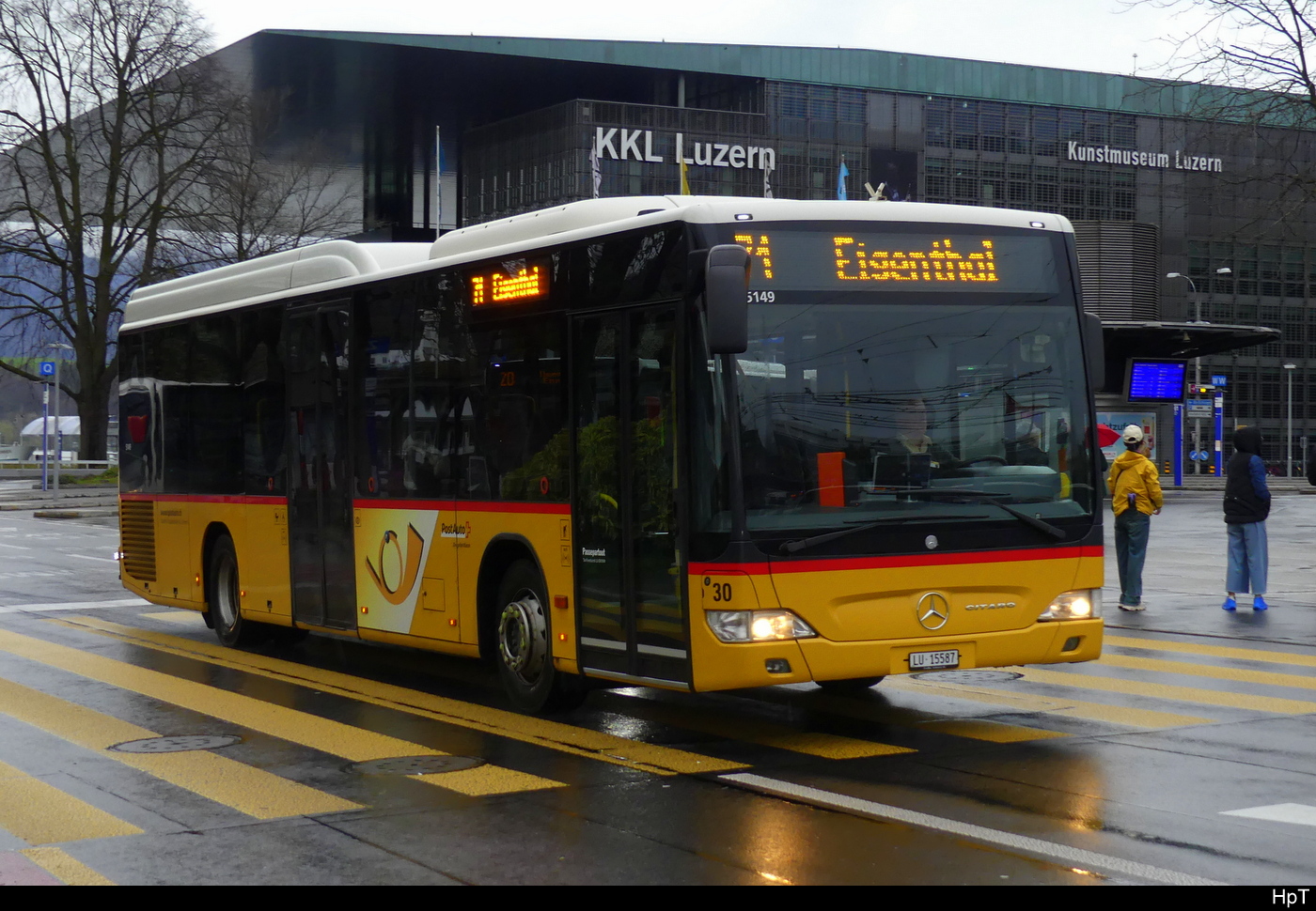 Postauto - Mercedes Citaro  LU  15587 unterwegs vor dem Bahnhof Luzern am 01.04.2024