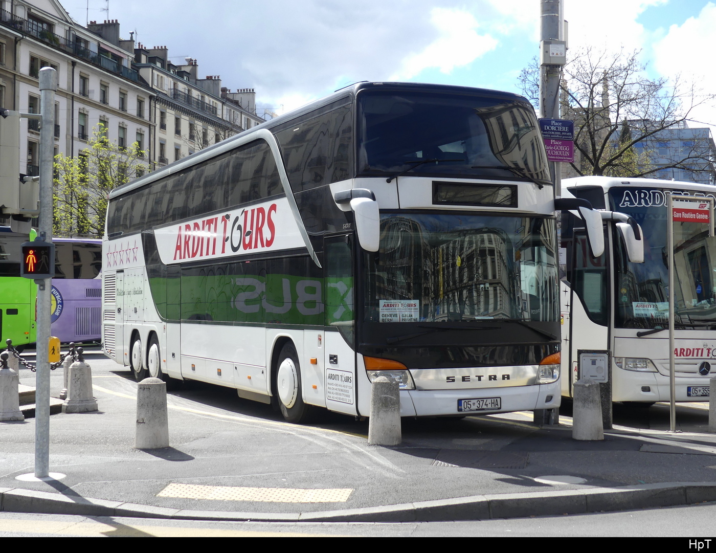 Reisebus von Arditi - Weisser Setra S 431 DT auf einem Busparkplatz etwas unterhalb des Bhf. Genf am 24.03.2024