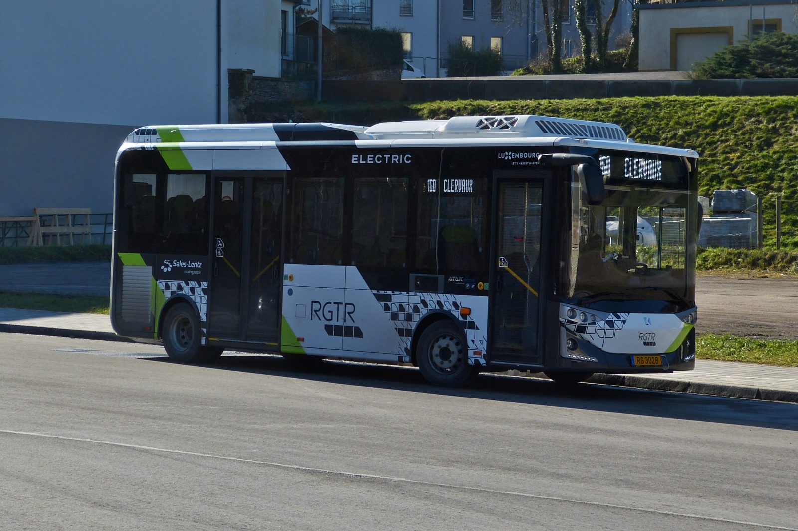 RG 3028, Karsan Atak, des Busunternehmens Sales Lentz, aufgenommen am Busbahnhof in Clervaux. Mit diesem Bus fuhren wir bei unsere Rundfahrt mit verschiedenen Bussen im Norden von Luxemburg am 13.02.2023 von Clervaux zurück nach Erpeldange.