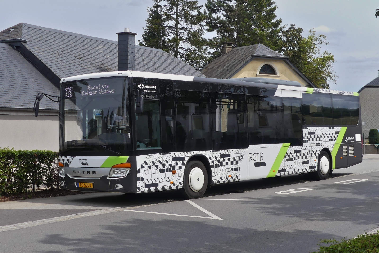 RG 5003, Setra S 416 LE von Sales Lentz, in Erpeldange /Wiltz, seit kurzem wird die Linie 13U von der Busfirma Sales Lentz bedient. 07.2023