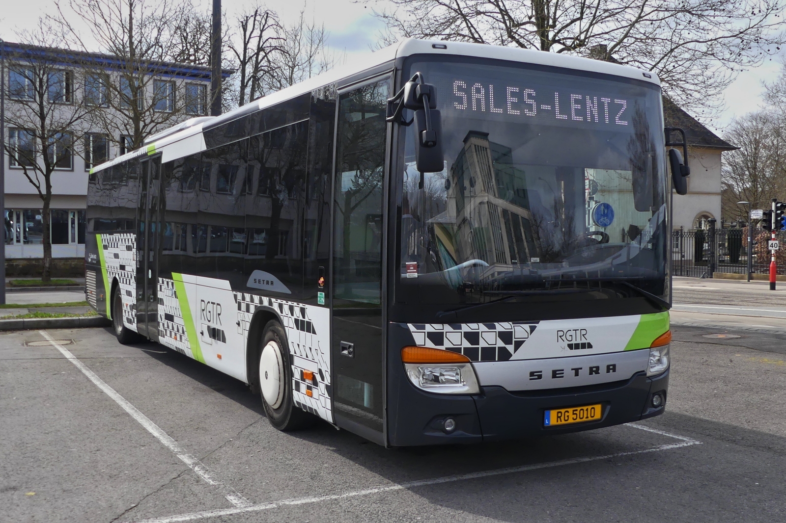 RG 5010, Setra S 416 LE, von Sales Lentz, aufgenommen auf dem Busparkplatz in der Stadt Luxemburg. 03.2024