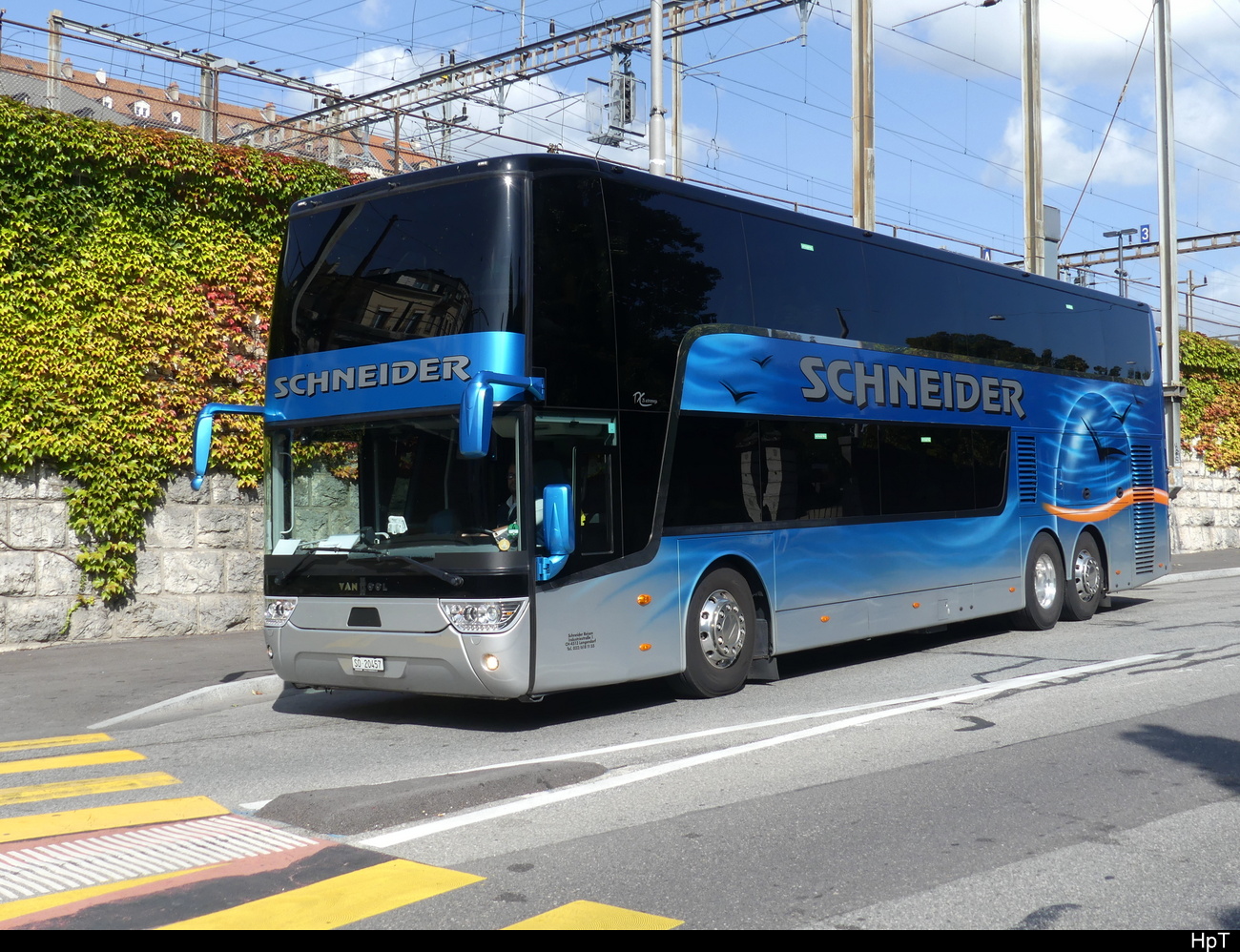SBB - Bahnersatz für den Bhf. Biel am 30.09.2023 und 01.10.2023 da der Bhf. Biel nicht via SBB und BLS erreichbar war (Nur via asm (BTI) die als einzige Bahn den Bahnhof Biel anfahren konnte) Hier ein Bus von Schneider mit einem VanHool tx25 astromega  SO  20457der zwischen Neuchâtel - Biel - Grenchen Süd hin und her Fuhren, beim Halt beim Bhf. Neuchâtel