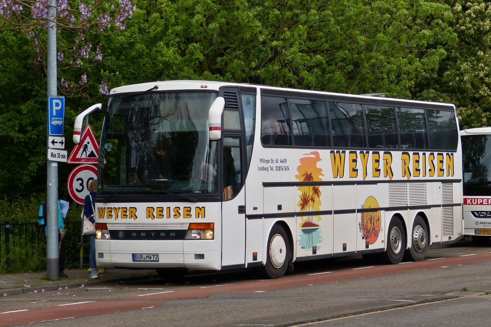Setra S 315 HDH, von Weyer Reisen aus Isselburg, stand in Maastricht am Straßenrand um die Fahrgäste aufzunehmen. 05.2023 