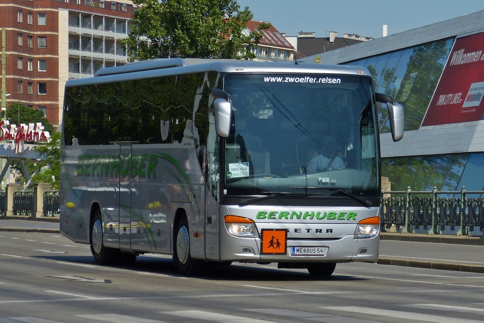 Setra S 415 GT-HD, von Bernhuber, gesehen am Schwedenplatz in Wien. 06.2023


