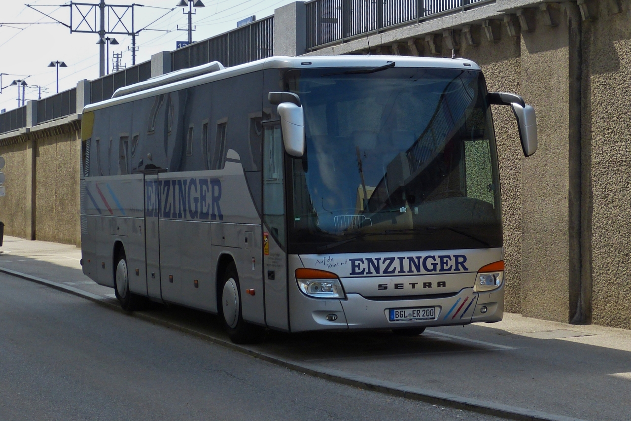 Setra S 415 GT-HD, von Enzinger, steht auf einem Busparkplatz am Bahnhof von St. Plten. 06.2023