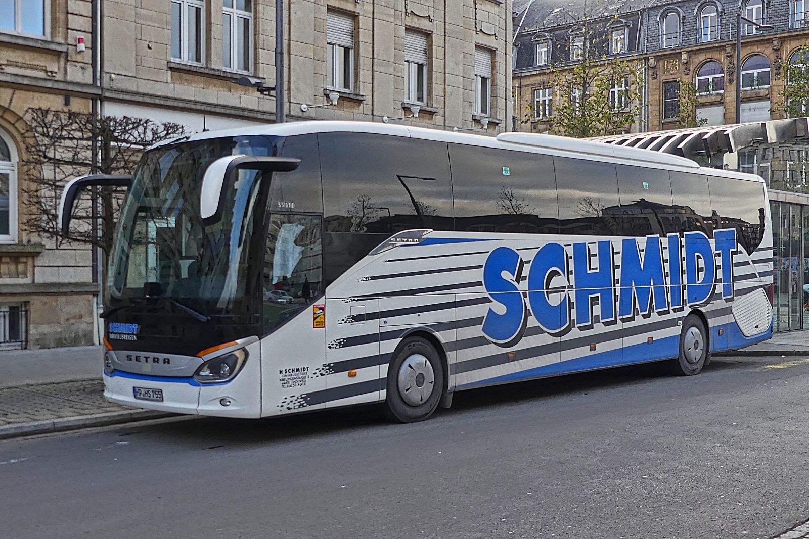 Setra S 516 HD, des Busunternehmen H Schmidt aus Lindenfels, aufgenommen in den Straßen der Stadt Luxemburg. 12.2023