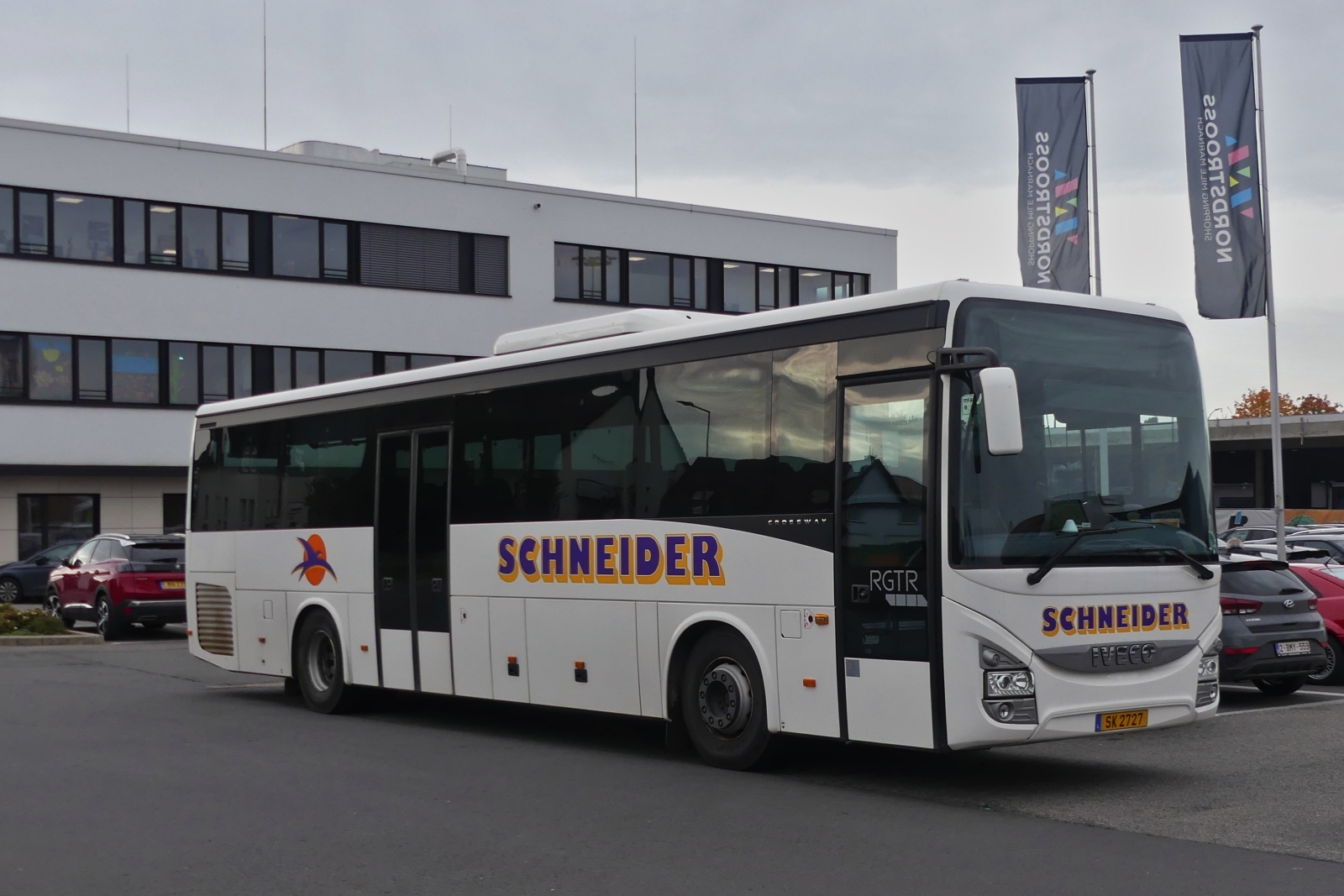 SK 2727, Iveco Crossway, der Busfirma Schneider macht in Marnach auf einem Parkplatz eine Pause. 10.2023