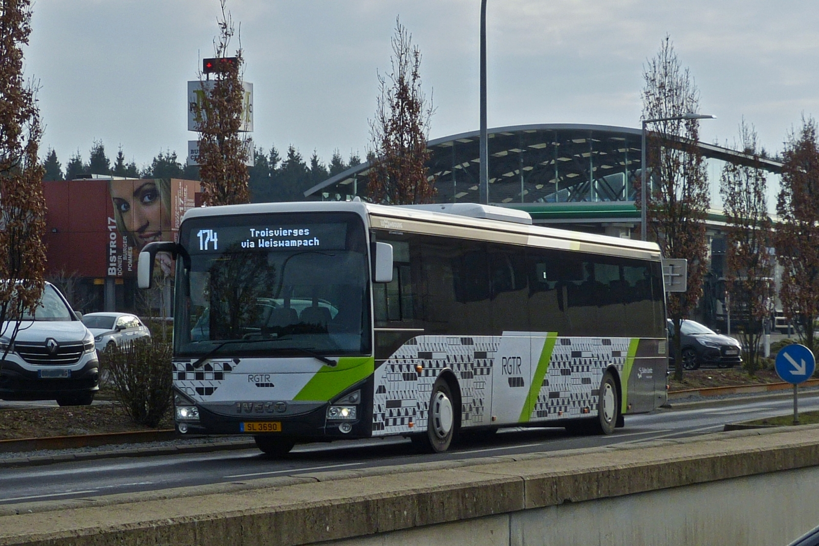 SL 3690, Iveco Crossway, von Sales Lentz, auf der Linie 174 Hosingen - Troisvierges unterwegs, aufgenommen auf der Wemperhard. 02.2023