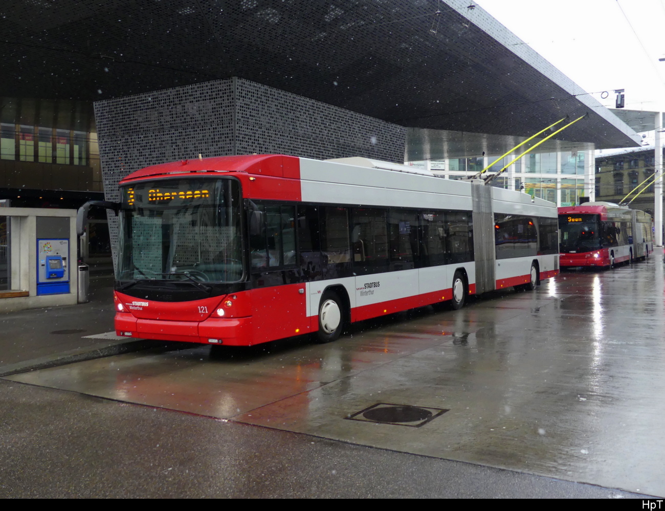 Stadtbus Winterthur - Hess Trolleybus Nr.121 unterwegs bei leichtem Schneefall in Winterthur am 2023.01.22