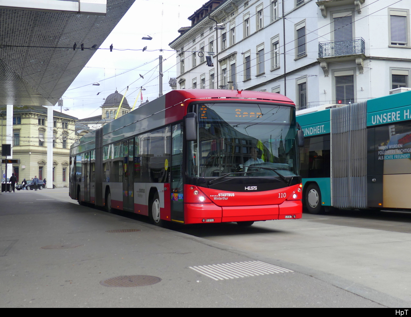Stadtbus Winterthur - Hess Trolleybus Nr.110 unterwegs auf der Linie 2 bei den Bushaltestellen vor dem Bahnhof in Winterthur am 11.02.2024