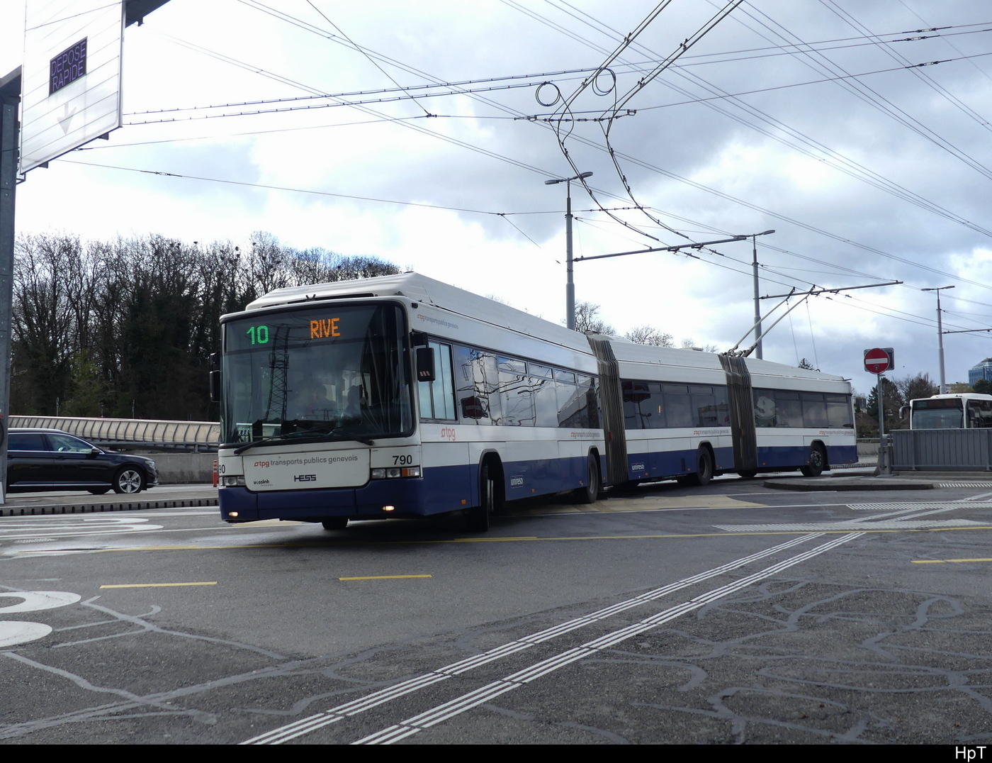 tpg - Hess Trolleybus Nr.790 unterwegs auf der Linie 10 bei der zufahrt zu den tpg Haltestellen vor dem Flughafen in Genf am 24.03.2024
