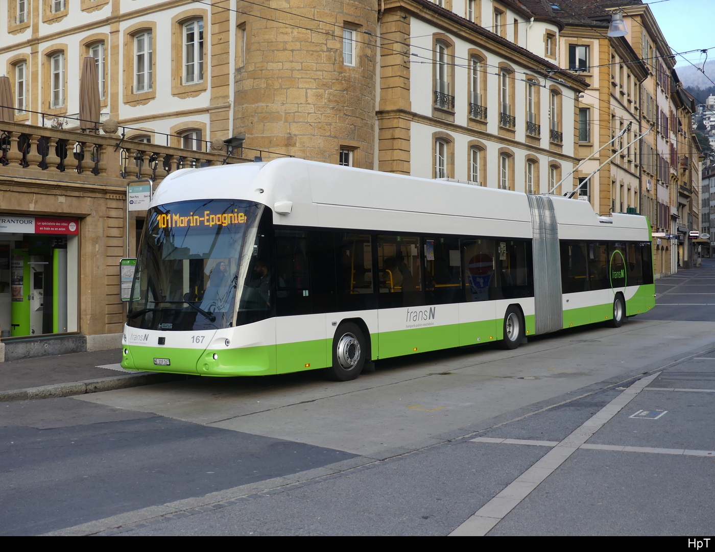 TransN - Hess Trolleybus (Lightram 19 DC) Nr.167  NE  209167 unterwegs auf der Linie 101 in der Stadt Neuchâtel am 28.01.2024