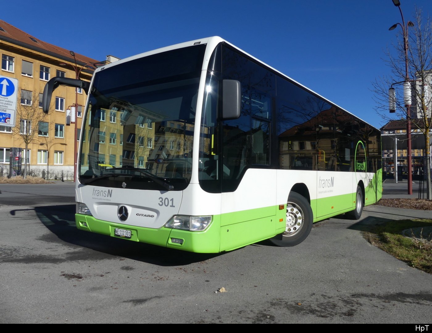 TransN - Mercedes Citaro Nr.301  NE 112301 bei einer Pause in der Stadt La Chaux de Fonds am 28.01.2024