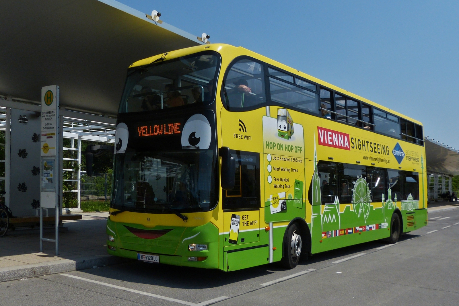 Unvi Urbis Bus unterwegs auf der Gelben Linie in Wien, aufgenommen an der Bushaltestelle des Busparkplatzes vom Schloss Schönbrunn. 06.2023