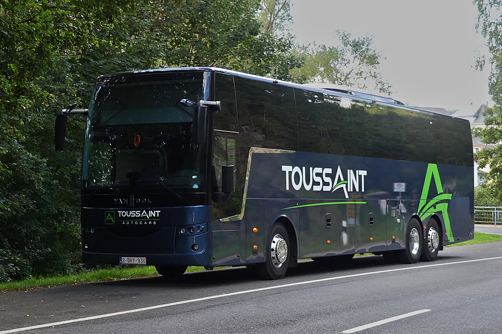 Van Hool EX 17H Reisebus der Busfirma Toussaint aus Belgien, macht eine Pause am Straßenrand nahe Drauffelt. 09.2023