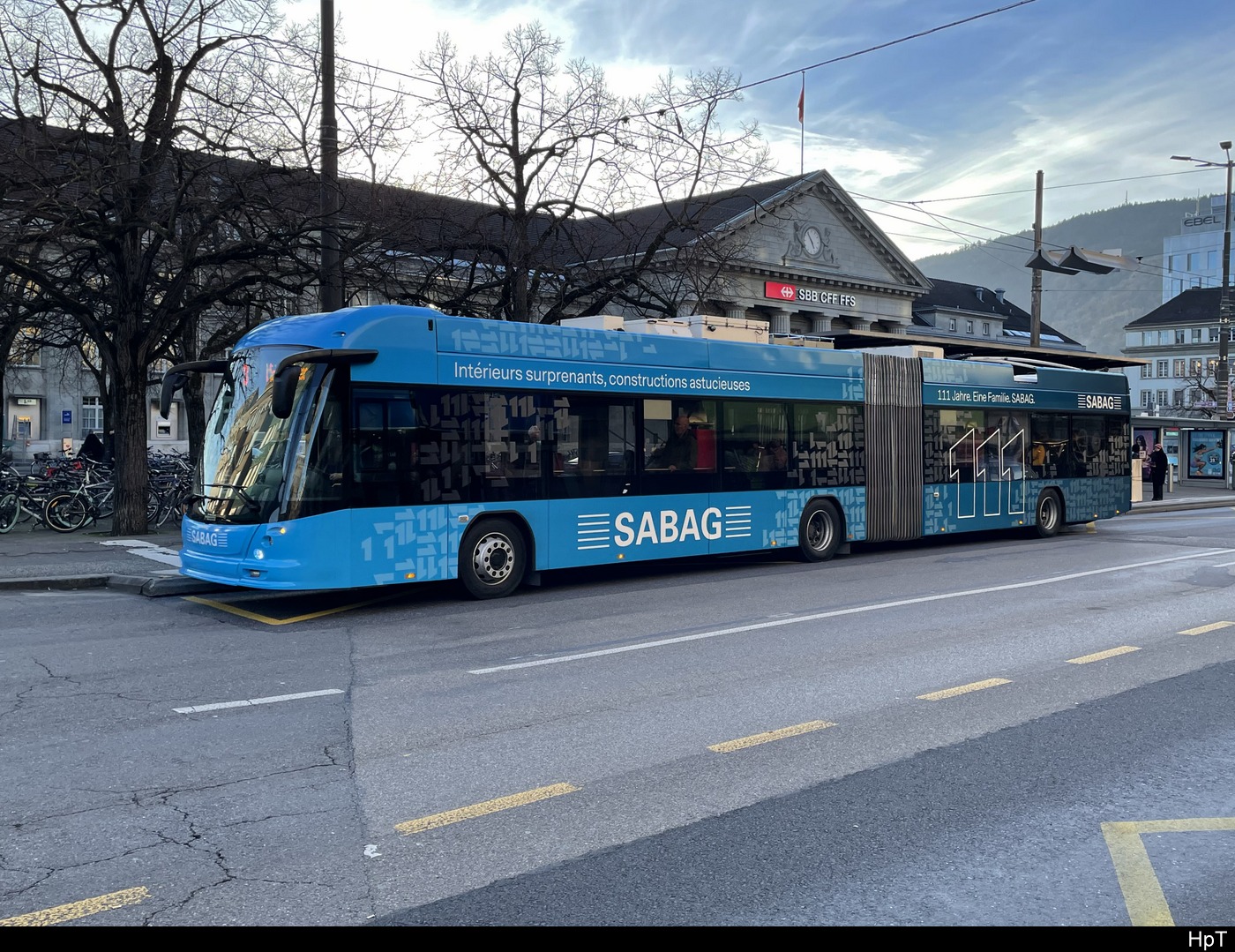 VB Biel - Hess Trolleybus Nr.99 unterwegs auf der Linie 3 in der Stadt Biel am 06.02.2024
