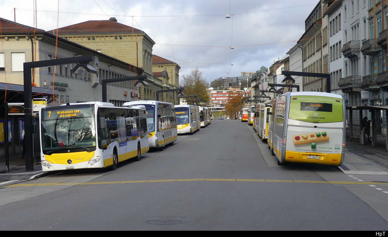 vb sh - Bushaltestellen vor dem Bhf. Schaffhausen mit div. Fahrzeugen am 26.11.2023