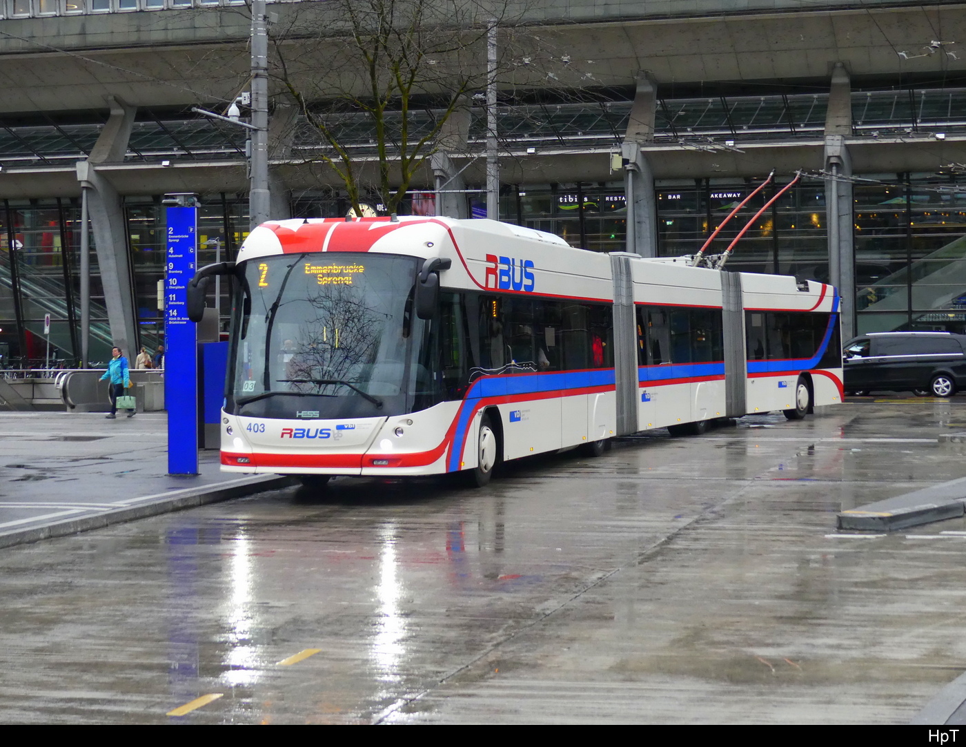 VBL - Hess Trolleybus Nr.403 in Luzern unterwegs auf der Linie 2 bei Regen vor dem Bahnhof am 01.04.2024