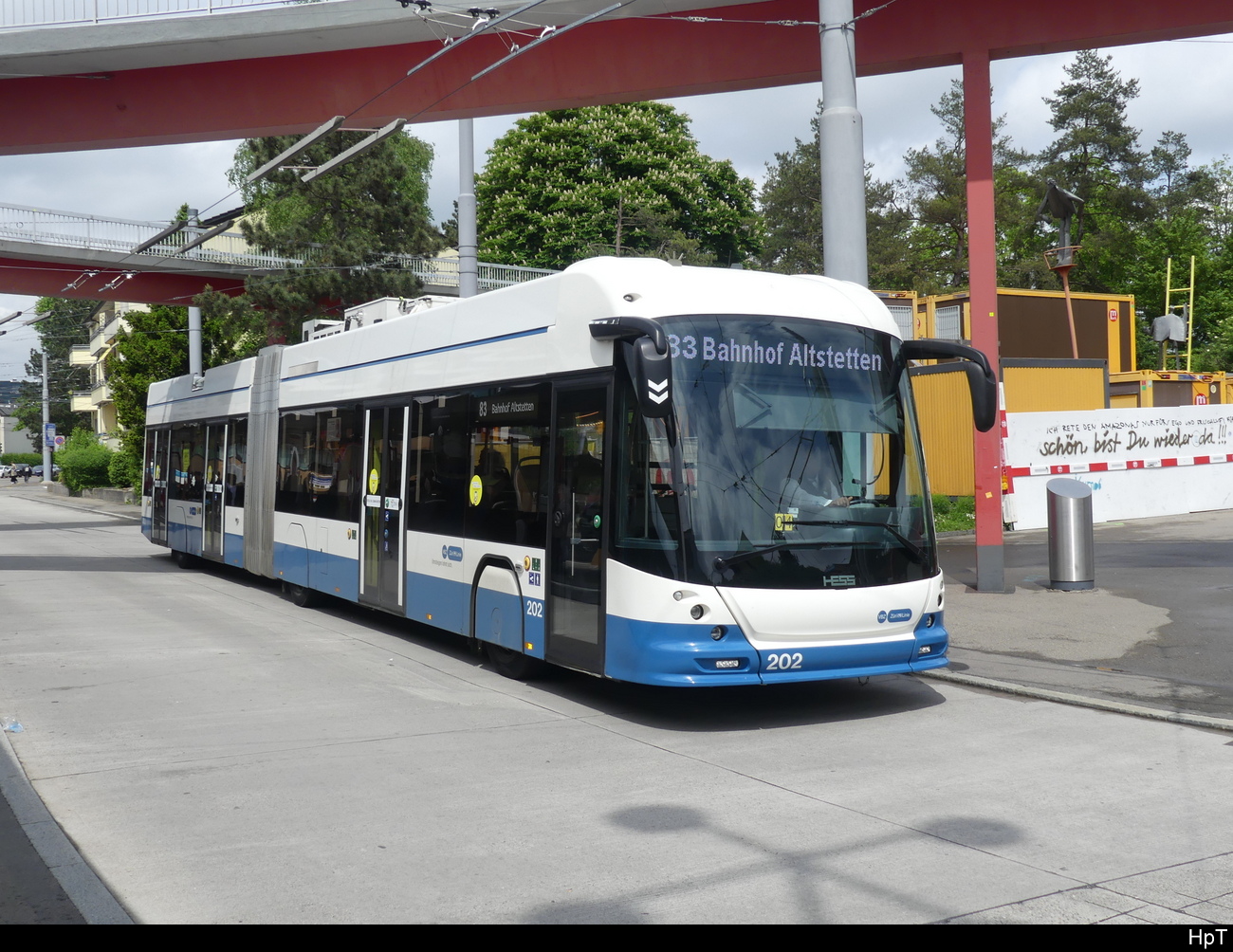 VBZ - Hess Trolleybus Nr.202 unterwegs auf der Linie 83 in der Stadt Zürich am 07.05.2023