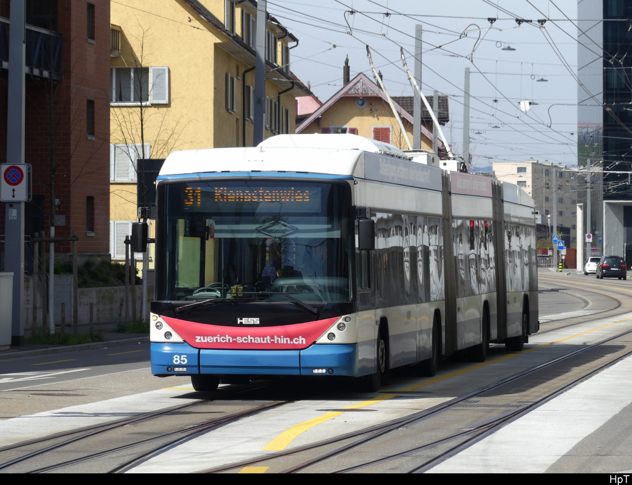 VBZ - Hess Trolleybus Nr.85 unterwegs auf der Linie 31 in Zürich Altstetten am 10.04.2023