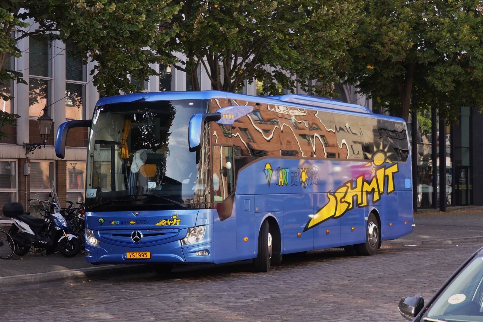 VS  1995, Mercedes Benz Tourismo, von Busreisen Schmit, wartet an einer Bushaltestelle in Maastricht auf die letzten Fahrgste, um danach seine Heimreise anzutreten. 06.10.2023 