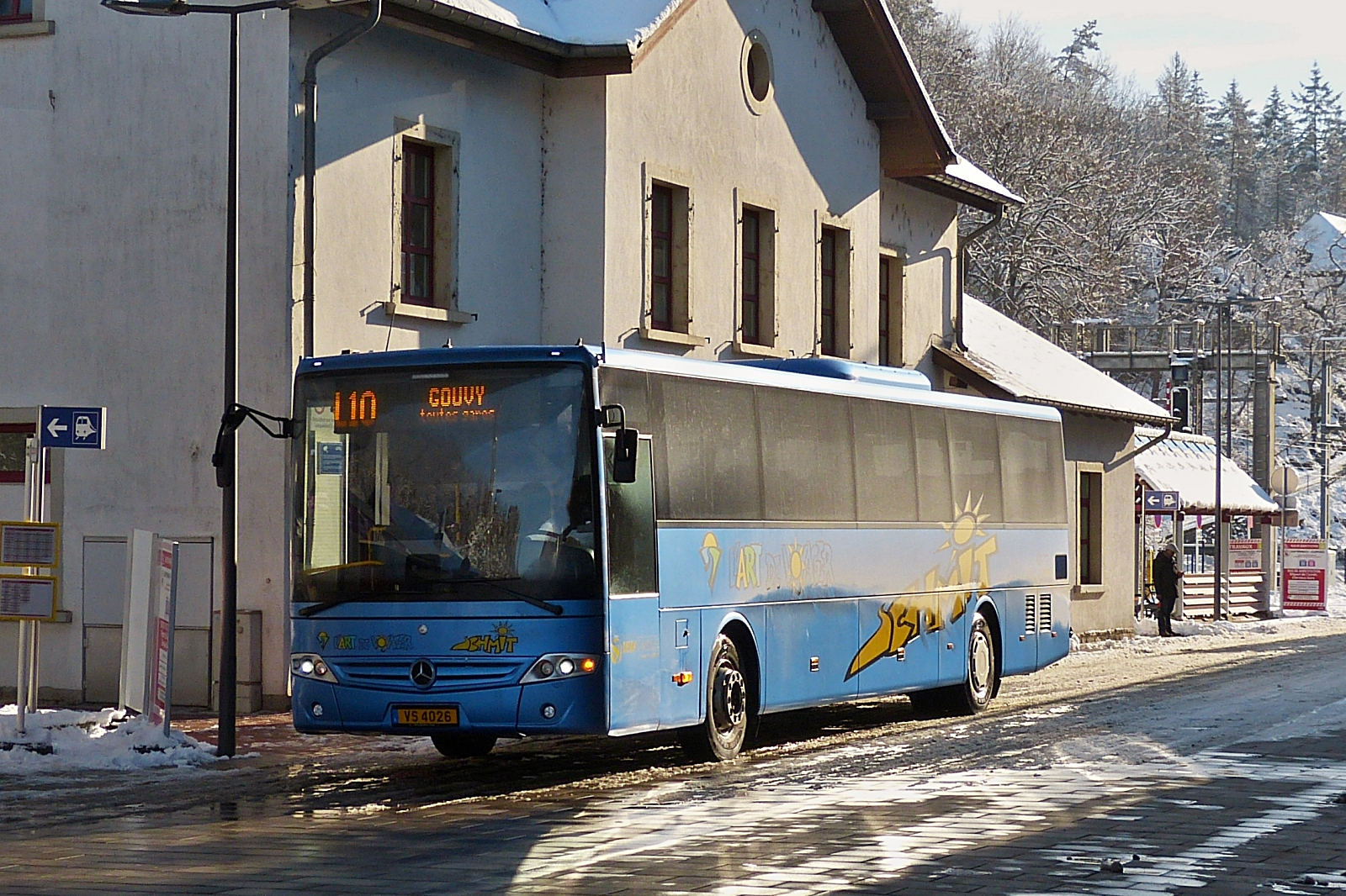 VS 4026, Mercedes Benz Intouro, von Voyages Schmit, als SEV auf der Linie 10, Ettelbrück – Clerf – Troivierges nach Gouvy (B) unterwegs, aufgenommen am Bahnhof in Clerf. 21.01.2023