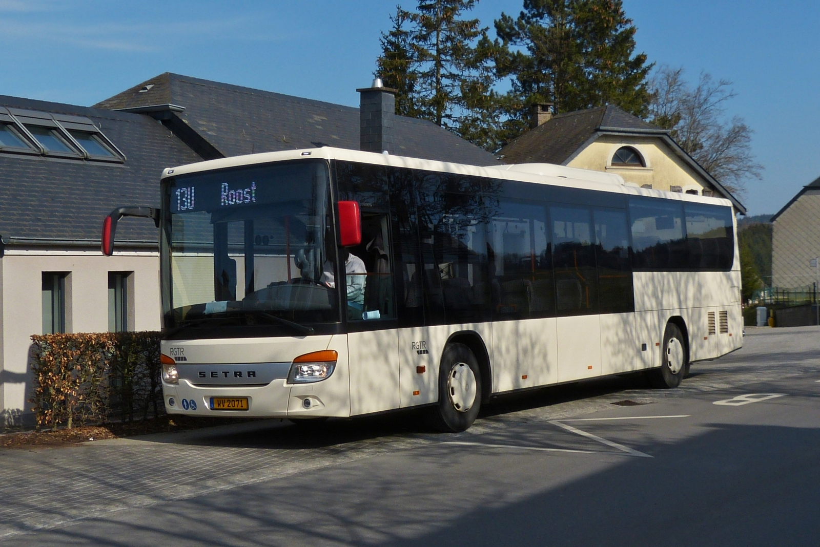 WV 2071, Setra S 415 LE noch ohne Folie, von WEmobility, (ehemals Wagener), wird in Kürze seine Fahrt auf der Linie 13U Erpeldange / Wiltz – Roost, in Angriff nehmen. 03.2023


