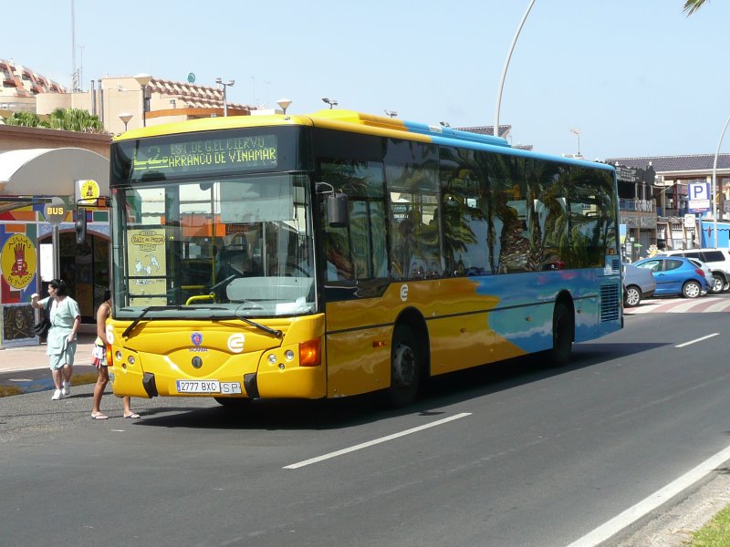 03.07.09,SCANIA-Stadtbus auf der Avenida del Saladar in Morro Jable-Janda auf der Ferieninsel Fuerteventura.