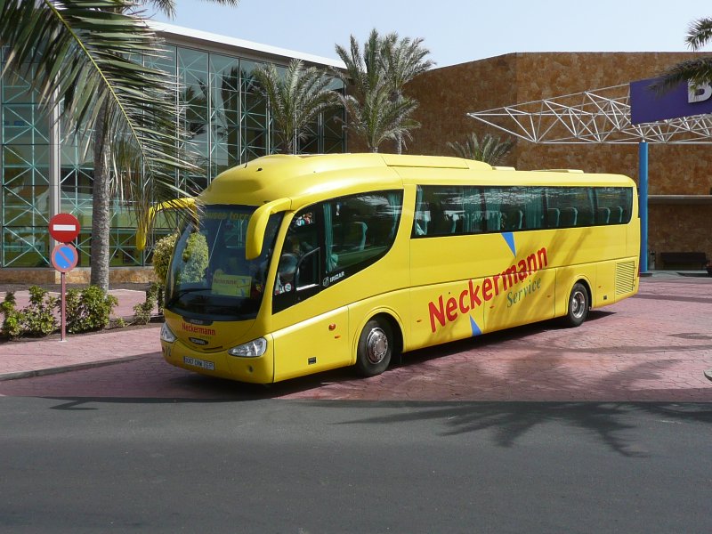 04.07.09,SCANIA Irizar von Neckermann-Service vor dem Hotel Barcel El Castillo in El Castillo de la Caleta de Fuste auf Fuerteventura.