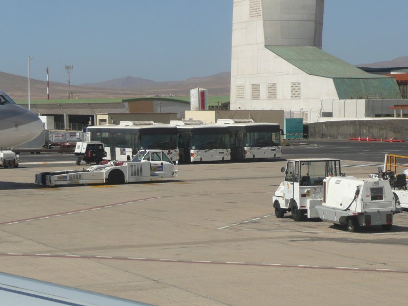 06.07.09,Flughafenbusse auf dem Aeropuerto de Fuerteventura  El Matorral .