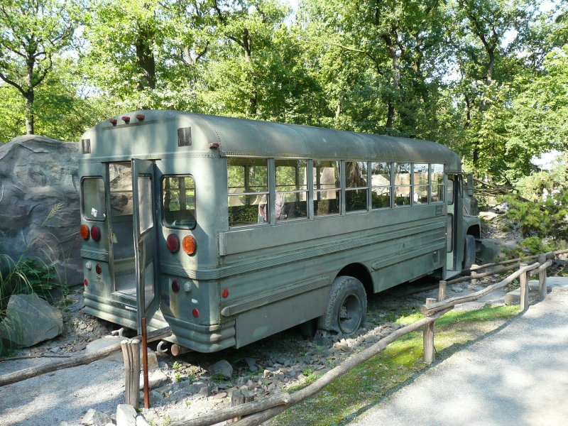11.09.08,ZOOM-Erlebniswelt in Gelsenkirchen,ausgemusterter Bus der US-Army als Ausstellungsstck in der Themenwelt Alaska.