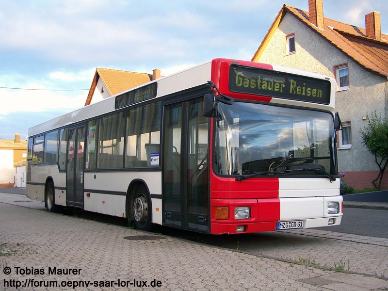 12.07.08: MZG-GR 31, ein MAN NL 202 der Firma Gastauer Reisen, steht abgestellt an der Schule in Orschholz. Der Wagen hat nachtrglich die SaarVV Regio Frontlackierung erhalten.