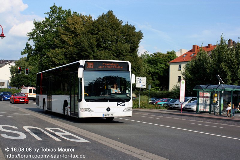 16.08.08: Auf der Linie 309 nach Elversberg konnte ich den NK-RS 28 ablichten. Der Bus von R. Stoll kam gerade passend an der Lindenallee vorbei.