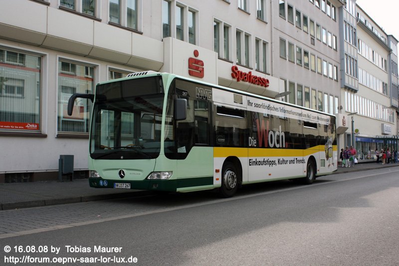 16.08.08: NVG-Wagen 267 pausiert in der Lindenalle an der Haltestelle Stummdenkmal in Neunkirchen.