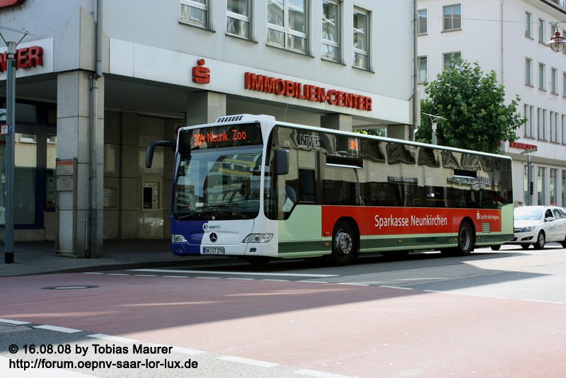 16.08.08: NVG-Wagen 276 hat vor kurzem Werbung fr die Sparkasse Neunkirchen erhalten. Mit dieser konnte ich den  Clownsbus  auf der Linie 304 zum Zoo ablichten. Das Foto entstand passender Weise an der Sparkasse in der Lindenallee.