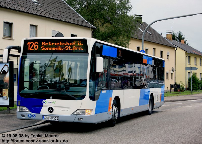 19.08.08: SB-SB 526, ein neuer Citaro der Saarbahn GmbH, unterwegs auf der Linie 126 zum Betriebshof. Den Wagen konnte ich in SB-Gdingen an der Haltestelle  Schnbach  ablichten - aus einem fahrenden Bus heraus ;-)