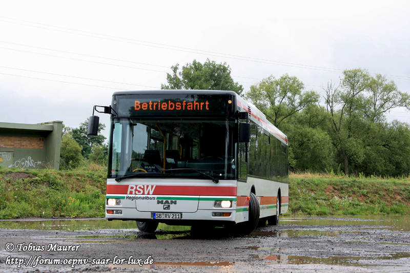 19.08.2008: SB-RV 211, ein MAN N 313 der RSW, steht in Blieskastel und zeigt sich im alten Farbkleid vor der umfirmierung der RSW zur Saar-Pfalz-Bus.