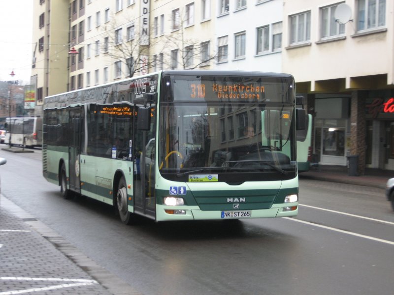 19.12.2008: Wagen 265 ist auf der 310 Richtung Neunkirchen Biedersberg unterwegs. Er hat vor kurzem seine Werbung verloren, an der Trseite ist die Schrift durch den Schmutz hervor gekommen.