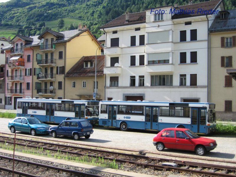 2 Alte 405er Busse der VBZ auf dem Bahnhofplatz in Airolo Abgestellt am Samstag, 5. Juli 08