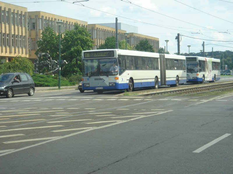 2 Mercedes Benz 405 Niederflur Busse der HVG am Platz der Einheit in Potsdam. Aufgenommen am 03.08.07