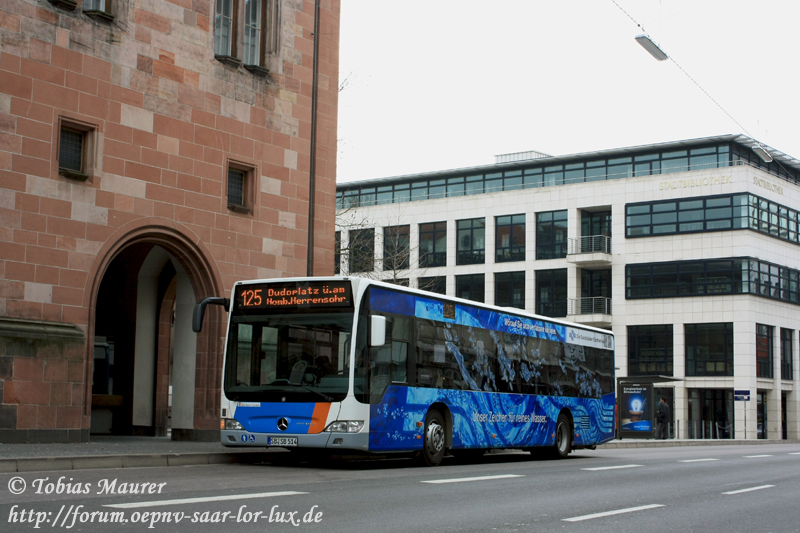 22.03.2009: SB-SB 514, Wagen 514 der Saarbahn. Der Citaro Facelift mit Saarbahn-Frontfarben steht abfahrbereit am Saarbrcker Rathaus, um die Linie 125 nach Dudweiler zu bedienen.