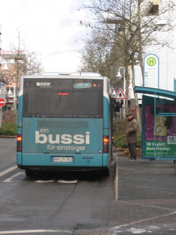 22.11.2008: Ein Homburger Stadtbus von hinten, man beachte die Lftungsschlitze oberhalb der Aufschrift.
