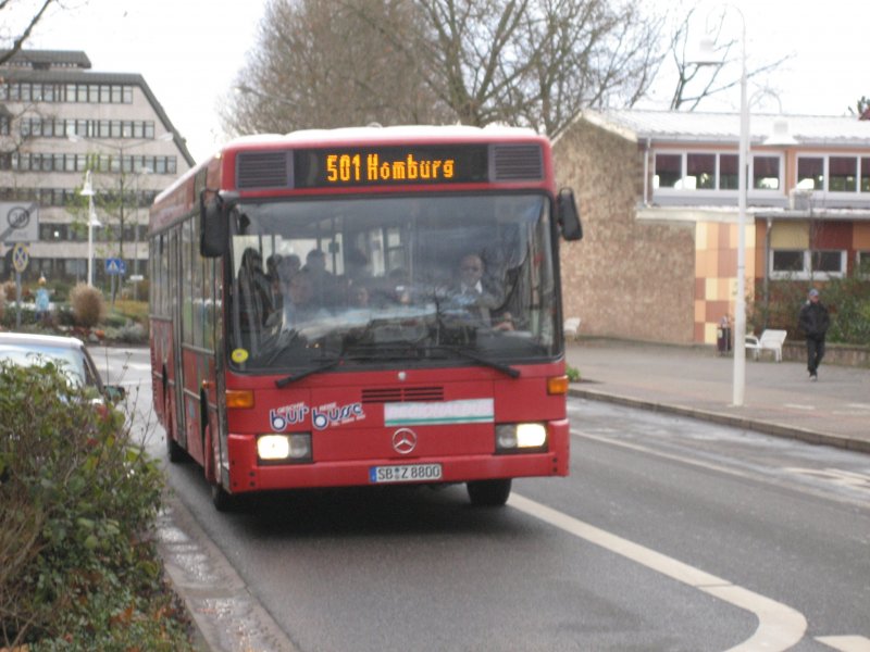22.11.2008: SB Z 8800, ein Bur-Bus im Auftrag der RSW auf der 501 nach Homburg und spter nach Kleinblittersdorf. Hier in der Talstrae