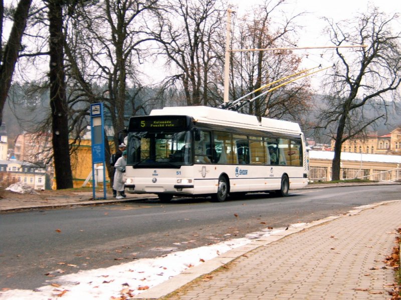 26. 11. 2004 - der erste Betriebstag des Prototyps koda-Irisbus 24Tr #51 in Marienbad - hier am Goetheplatz.