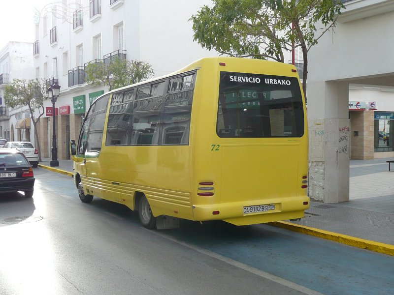 26.02.09,kleiner Stadtbus als Linie 5 in der Altstadt von Chiclana.
