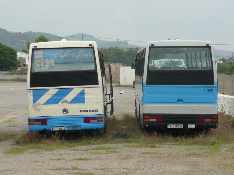 27.09.09,ausgemusterte Busse in Sant Antoni de Portmany auf Ibiza.