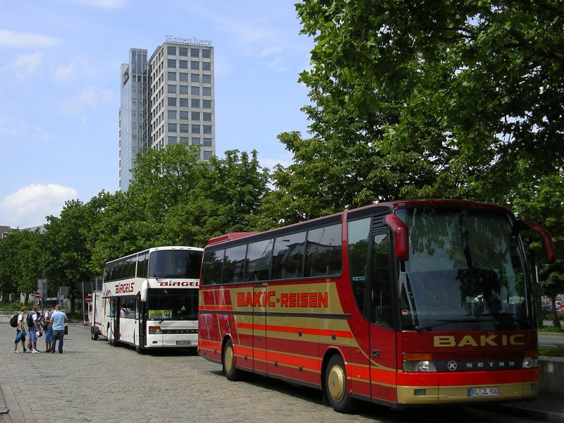 2x K-Setra,Bakic Reisen/Bielefeld und Birgels/Neuss im Dortmunder
Busbahnhof.(06.07.2008)
