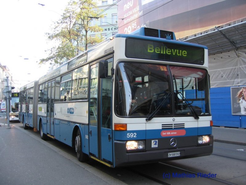 3.11.07 Ein VBZ- Dieselbus von Tiefenbrunnen ins Bellevue, als Tram Ersatz fr den 2er.