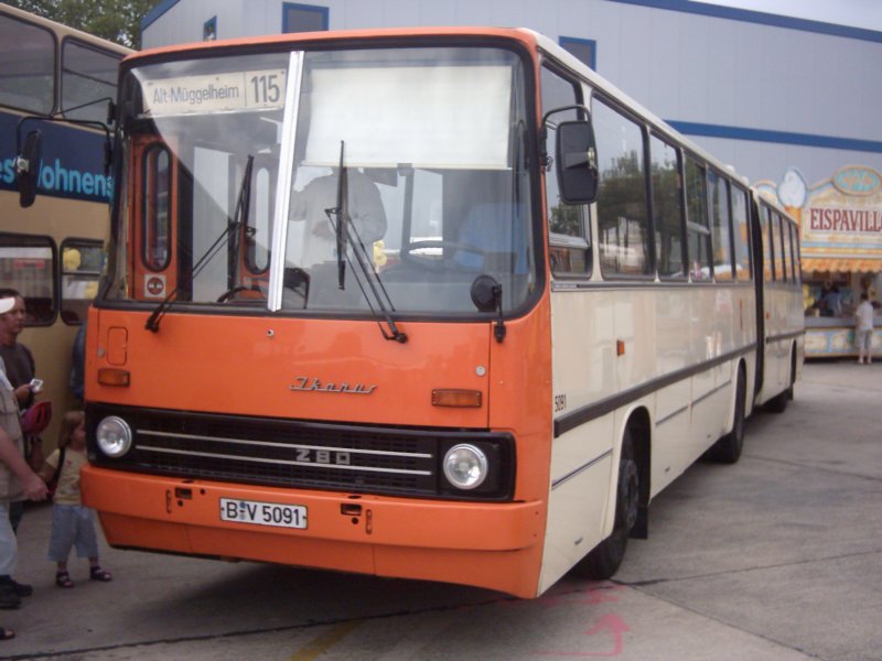 40 Jahre Betriebshof Spandau: Noch aus BVB Restbestnden stammt Wagen 5091 (Ikarus Gelenkbus) der BVG (auch noch mit BVG Kennzeichen).